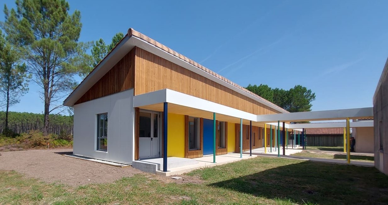 Vue de face du Groupe Scolaire Les Petits Lièvres du Marensin