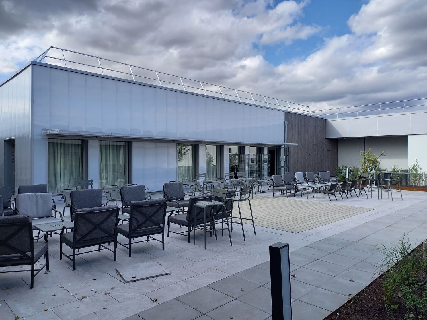 Vue de face de l'extension des salons VIP de l'aéroport CDG