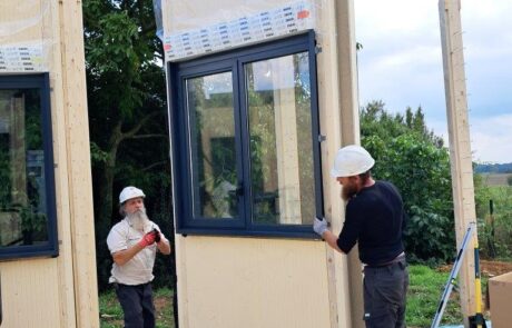 assemblage sur site de panneaux pour construction modulaire