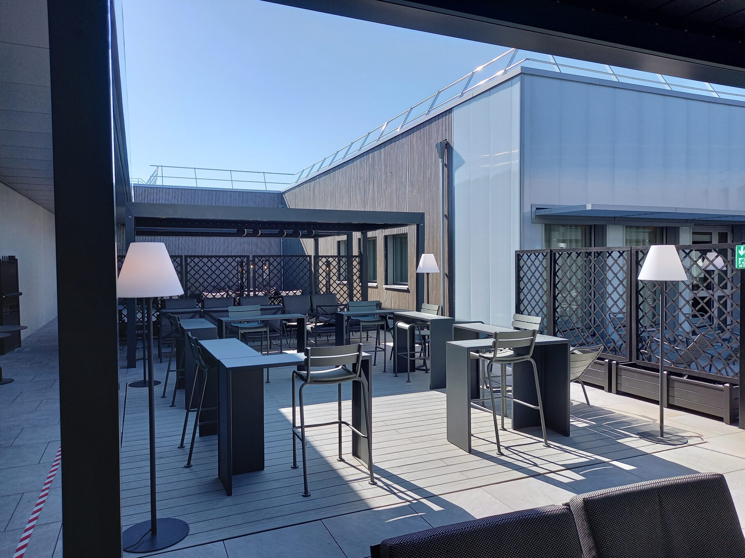 focus sur la terrasse et la façade de la réalisation.