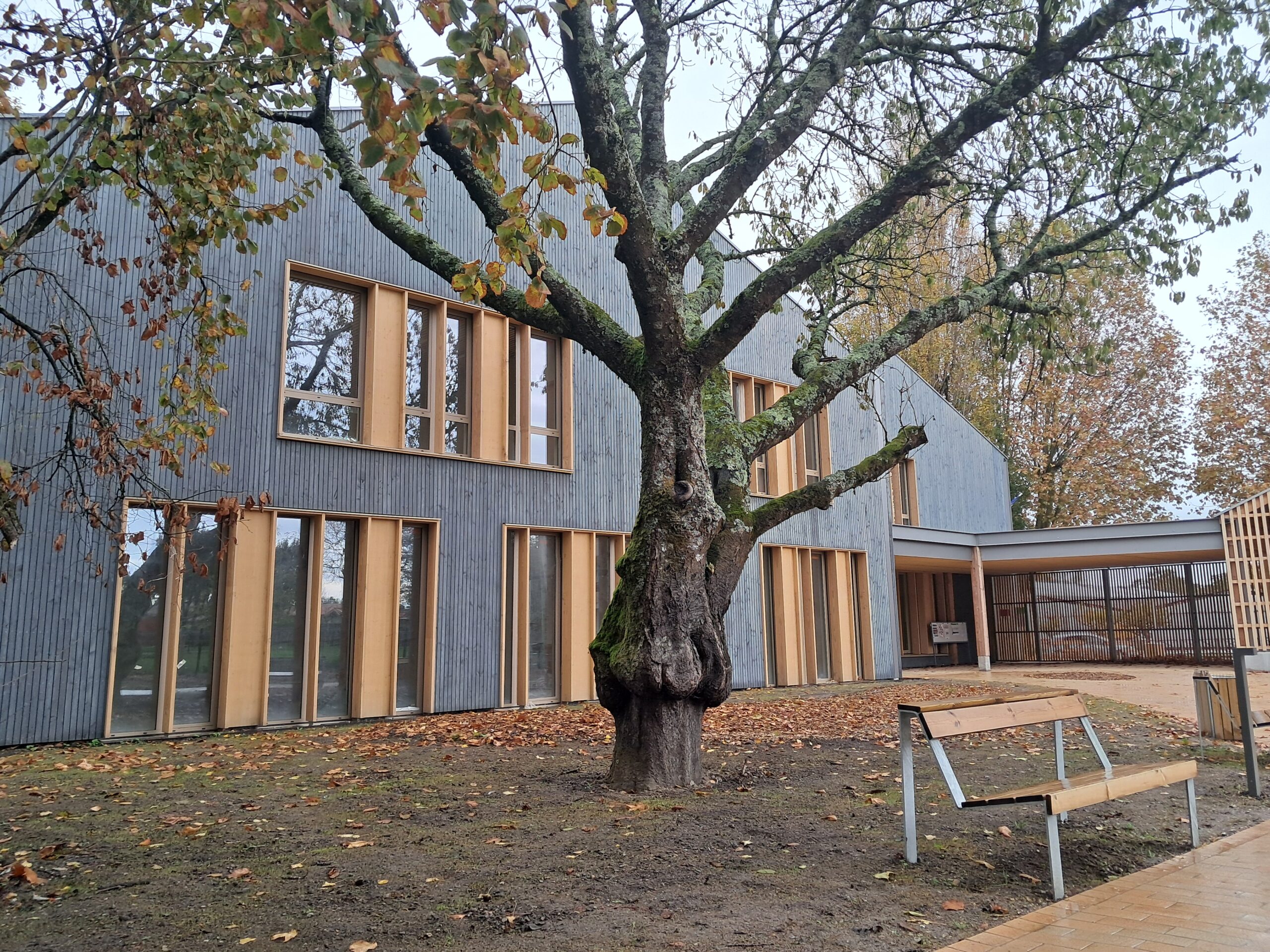 batiment-groupe-scolaire-begles photo de l'extérieur du groupe scolaire de Bègles